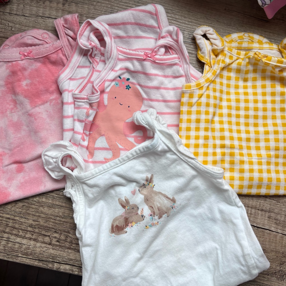 🌻3/25$ Lot of 4 sleeveless onesies - 12 months Carters